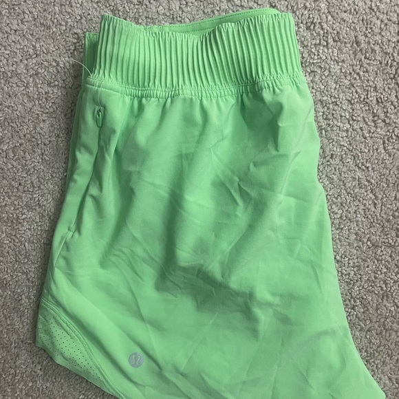 SPECIAL EDITION Lululemon Hotty Hot High-Rise Short 4” - Picture 4 of 4